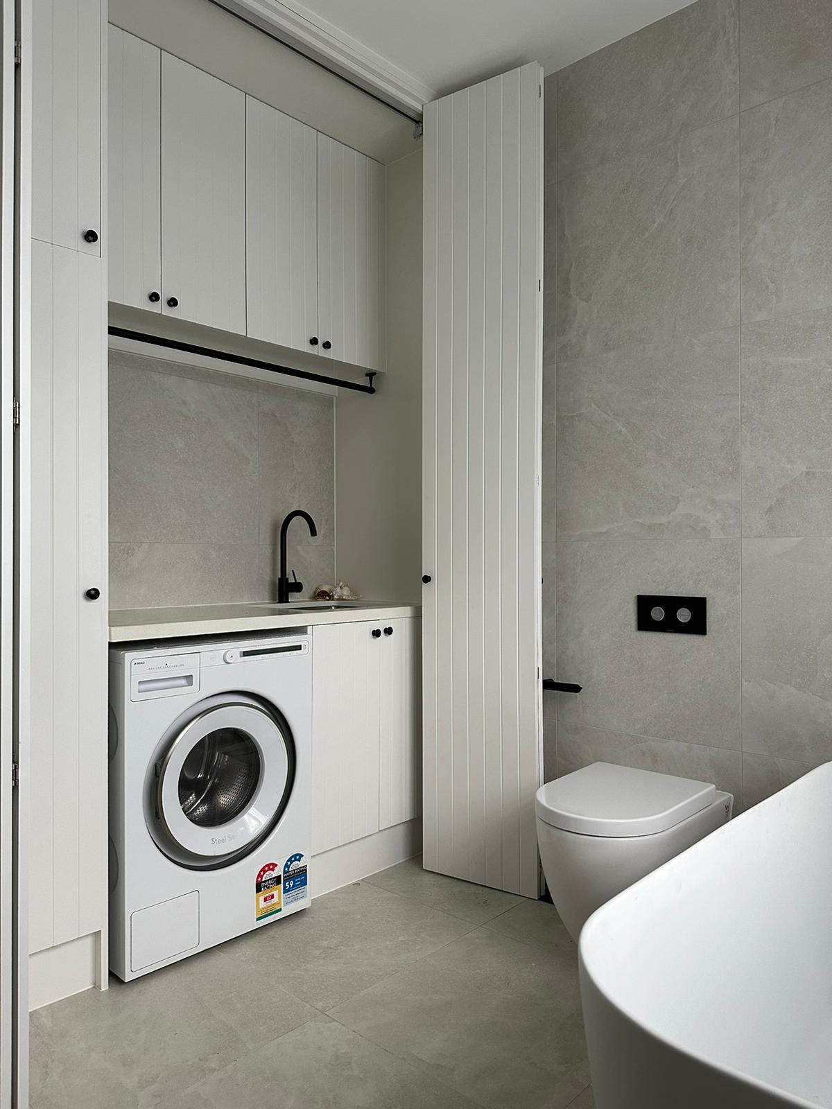 WHITE SUBWAY TILES PLUS LAUNDRY | ENSUIT