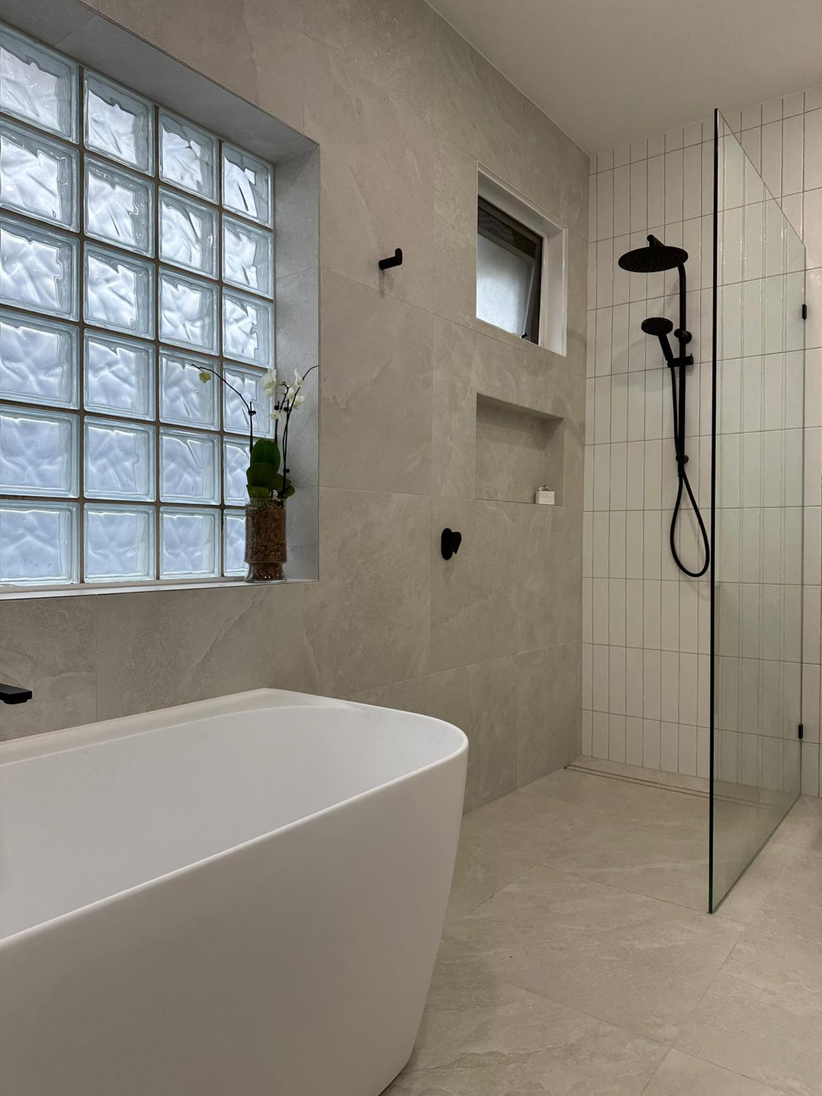 WHITE SUBWAY TILES PLUS LAUNDRY | ENSUIT