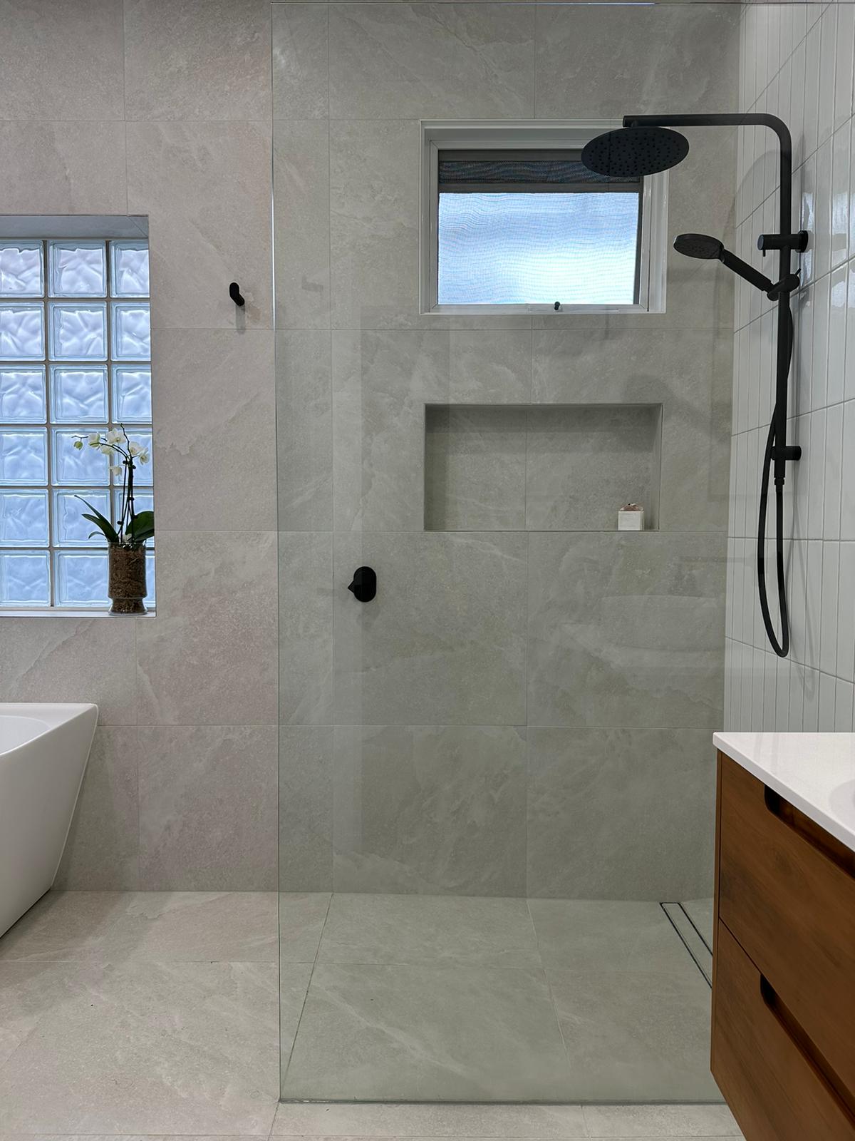 WHITE SUBWAY TILES PLUS LAUNDRY | ENSUIT