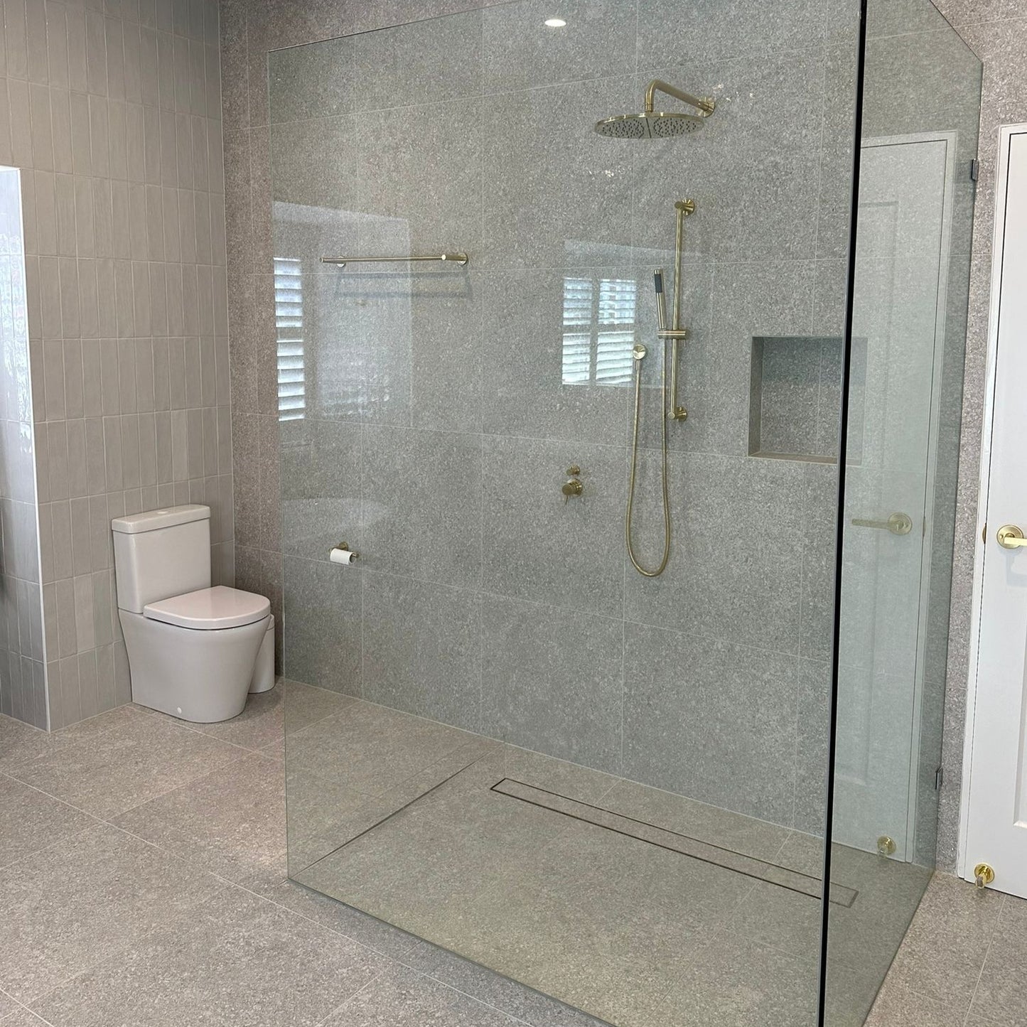 600*600 GREY TILES | ENSUITE BATHROOM