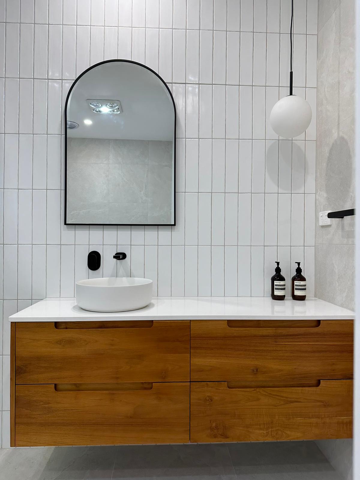 WHITE SUBWAY TILES PLUS LAUNDRY | ENSUIT