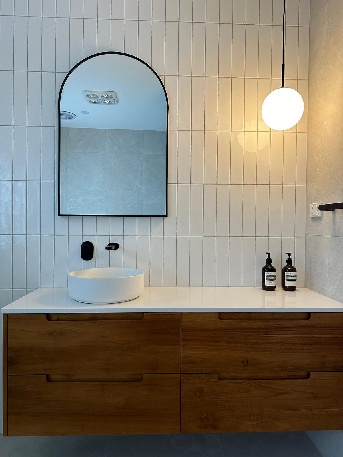 WHITE SUBWAY TILES PLUS LAUNDRY | ENSUIT